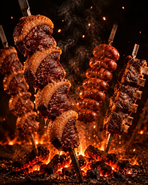 Espetos com picanha, costela e linguiça no fogo de chão